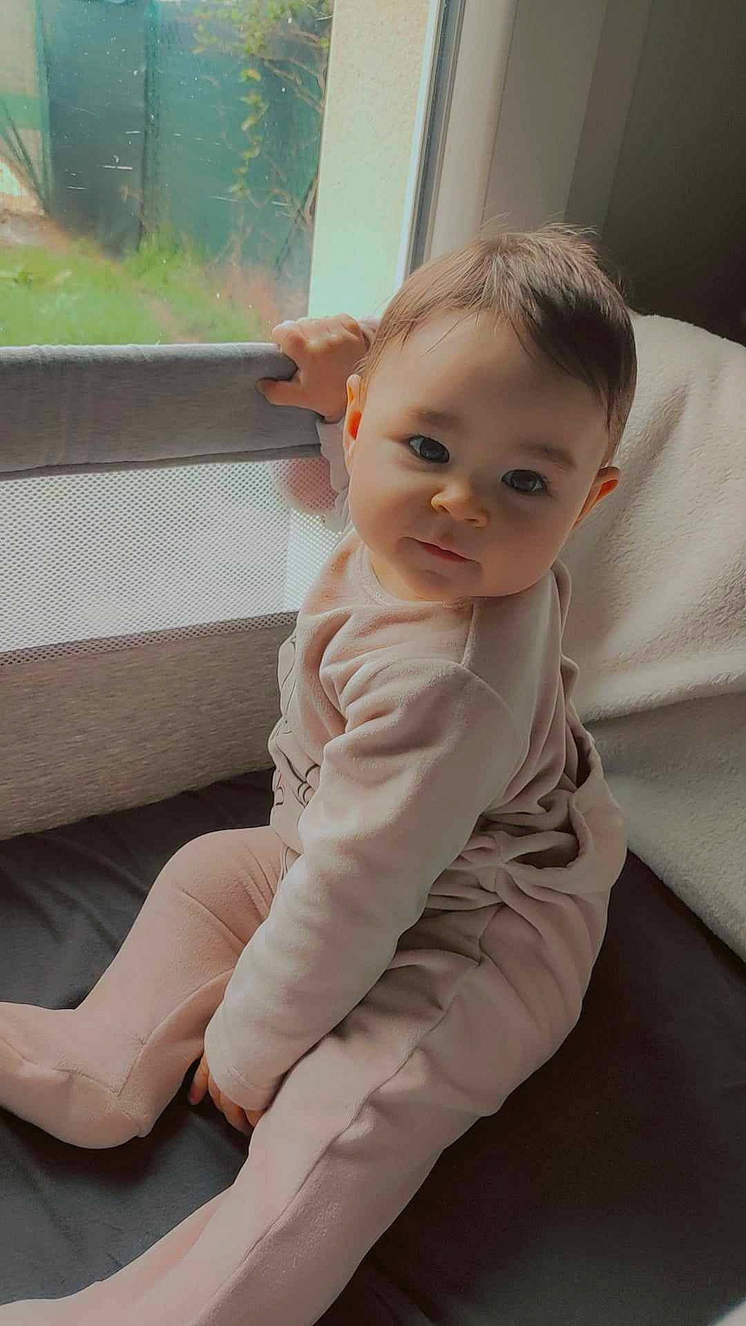 Adonia a rejoint le concours — aidez-le/la à gagner de superbes lots ! baby, baby_toddler_clothing, cheek, child, chin, comfort, eye, finger, flooring, happy, leg, lip, nose, person, sitting, skin, sleeve, smile, thumb, toddler