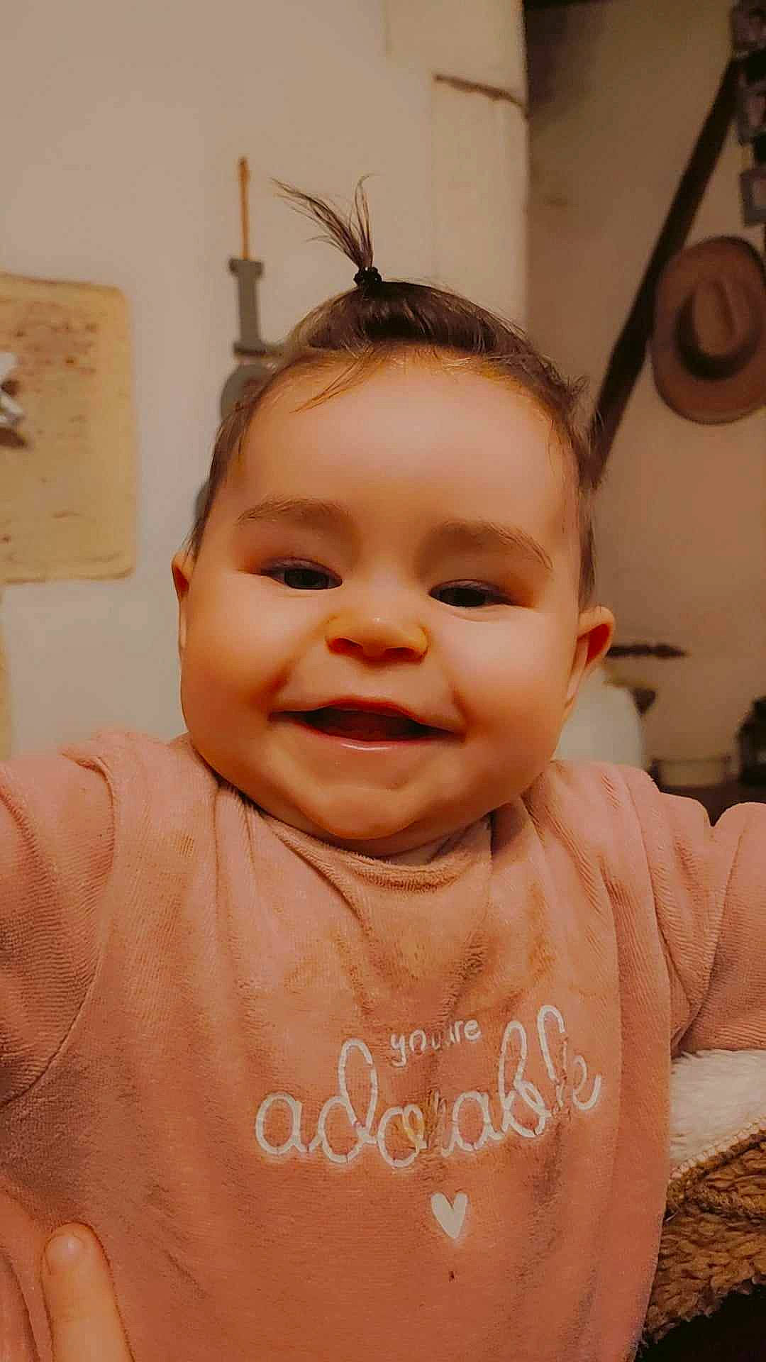 Adonia participe au concours pour gagner de l'argent avec cette photo : baby, baby_toddler_clothing, cheek, chin, ear, eyebrow, eyelash, forehead, gesture, happy, iris, joy, lip, mouth, neck, nose, person, pink, skin, sleeve