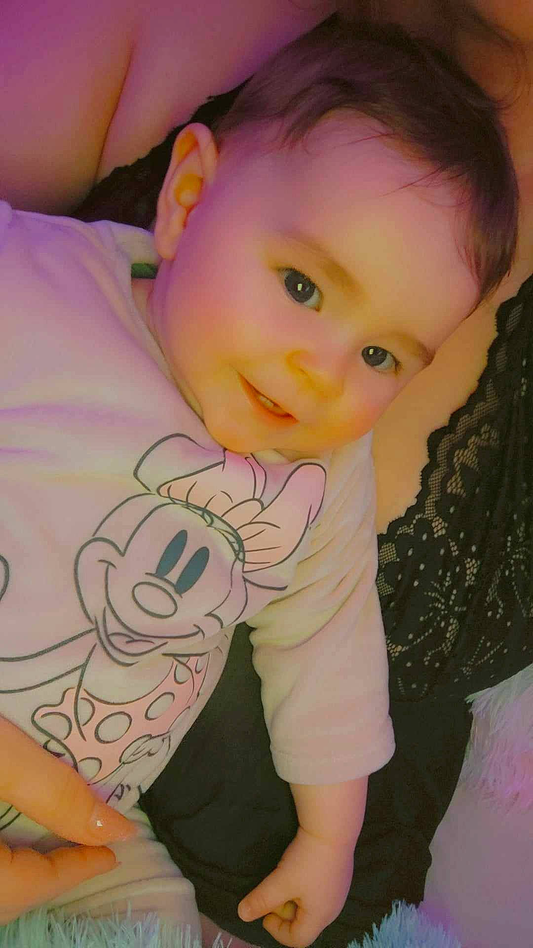 Adonia a rejoint le concours — aidez-le/la à gagner de superbes lots ! baby_toddler_clothing, cheek, eyelash, finger, gesture, hairstyle, hand, happy, human_body, joint, mouth, nose, organ, person, pink, skin, sleeve, textile, toddler, white