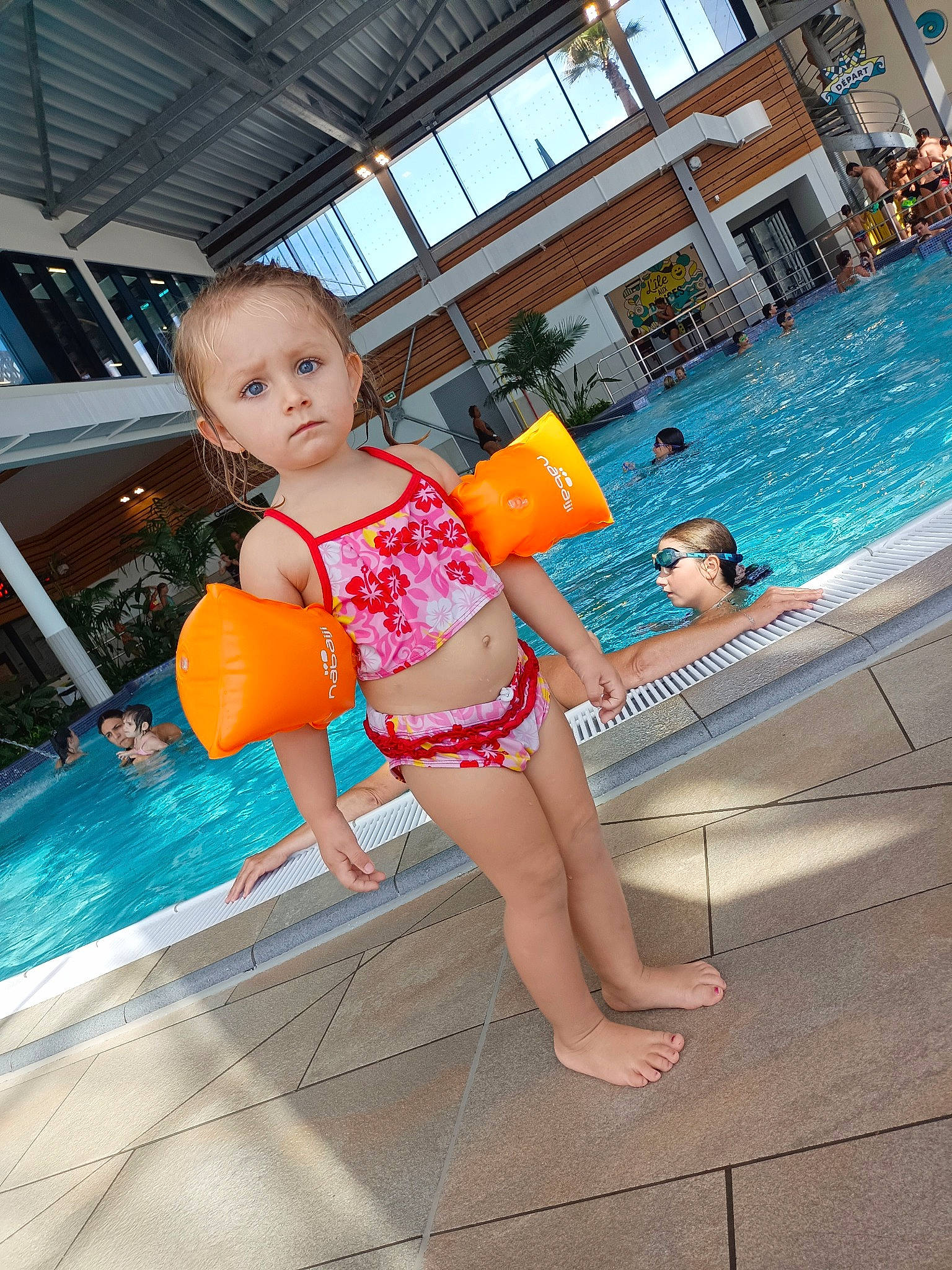 Iziana a rejoint le concours — aidez-le/la à gagner de superbes lots ! barefoot, bathing, blurred, child, foot, fun, games, happy, human_leg, leisure, leisure_centre, maillot, monokini, one_piece_swimsuit, person, recreation, summer, swimming_pool, swimwear, thigh