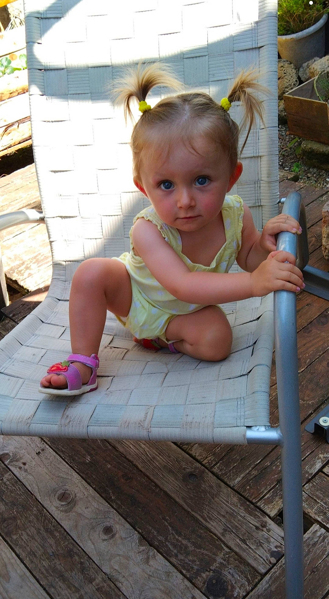 Iziana participe au concours pour gagner de l'argent avec cette photo : baby, baby_toddler_clothing, child, face, flooring, foot, fun, grass, happy, head, human_leg, leisure, person, pink, play, sitting, skin, summer, toddler, vacation