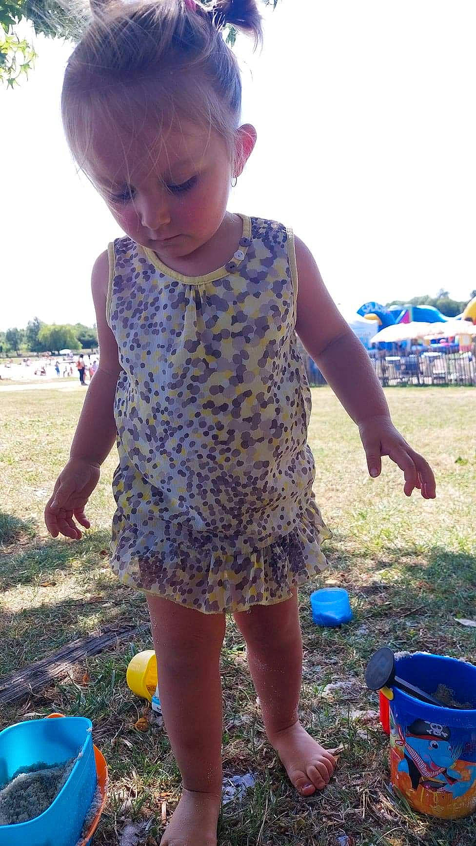 Iziana a rejoint le concours — aidez-le/la à gagner de superbes lots ! baby_toddler_clothing, blue, bucket, child, easter, electric_blue, fun, grass, leisure, light, pattern, people_in_nature, person, play, recreation, sky, sleeve, soil, summer, tent