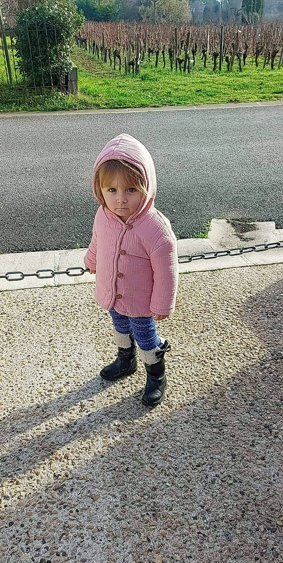 Iziana a rejoint le concours — aidez-le/la à gagner de superbes lots ! asphalt, baby_toddler_clothing, child, dress, flooring, grass, jacket, landscape, leaf, pattern, people_in_nature, person, plant, recreation, road, road_surface, sidewalk, tints_and_shades, toddler, tree