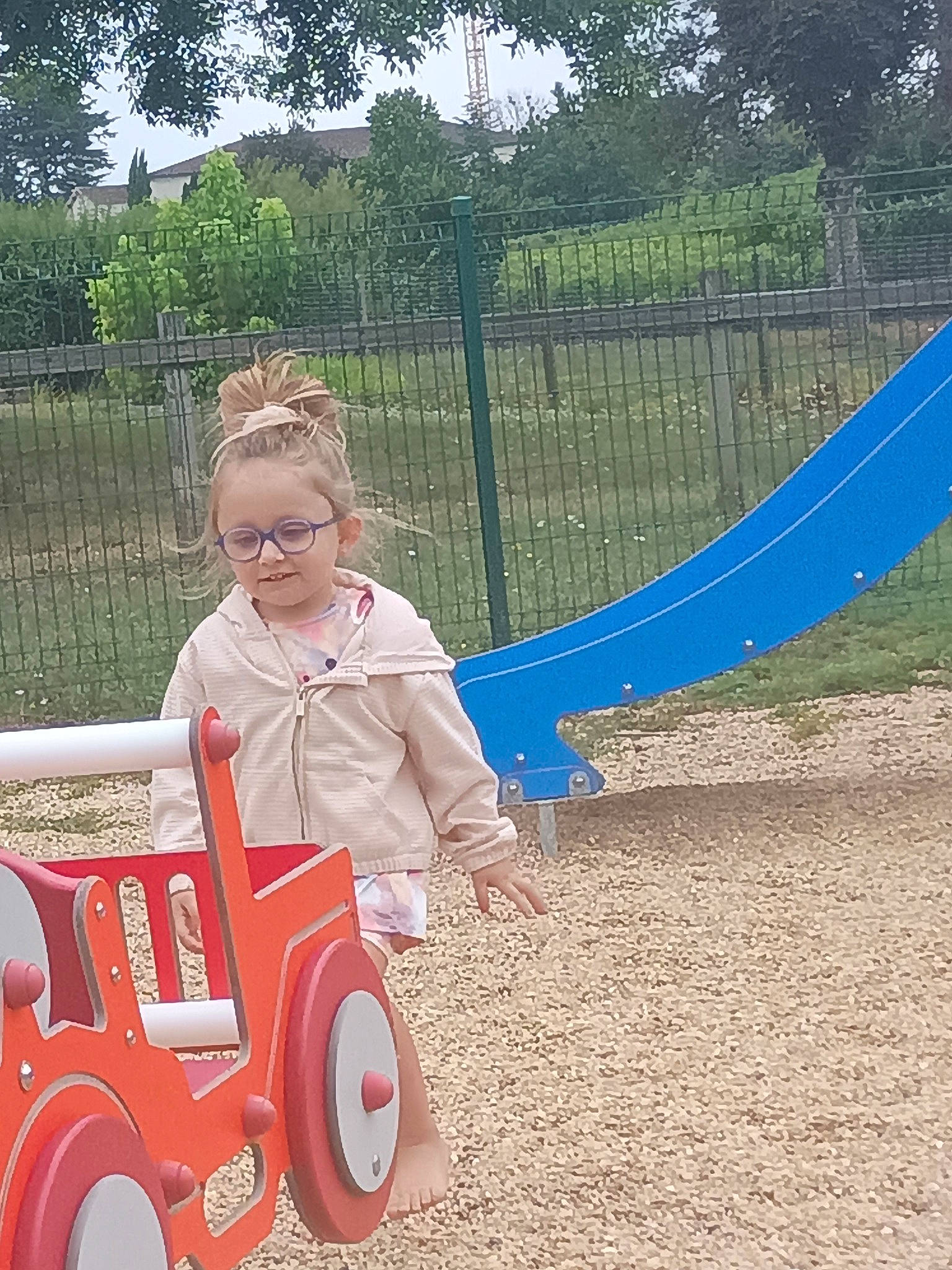 Iziana participe au concours pour gagner de l'argent avec cette photo : automotive_tire, baby_toddler_clothing, fun, grass, hammock, leisure, mammal, motor_vehicle, outdoor_play_equipment, people_in_nature, person, plant, recreation, riding_toy, rolling, tire, toddler, tree, vehicle, wheel