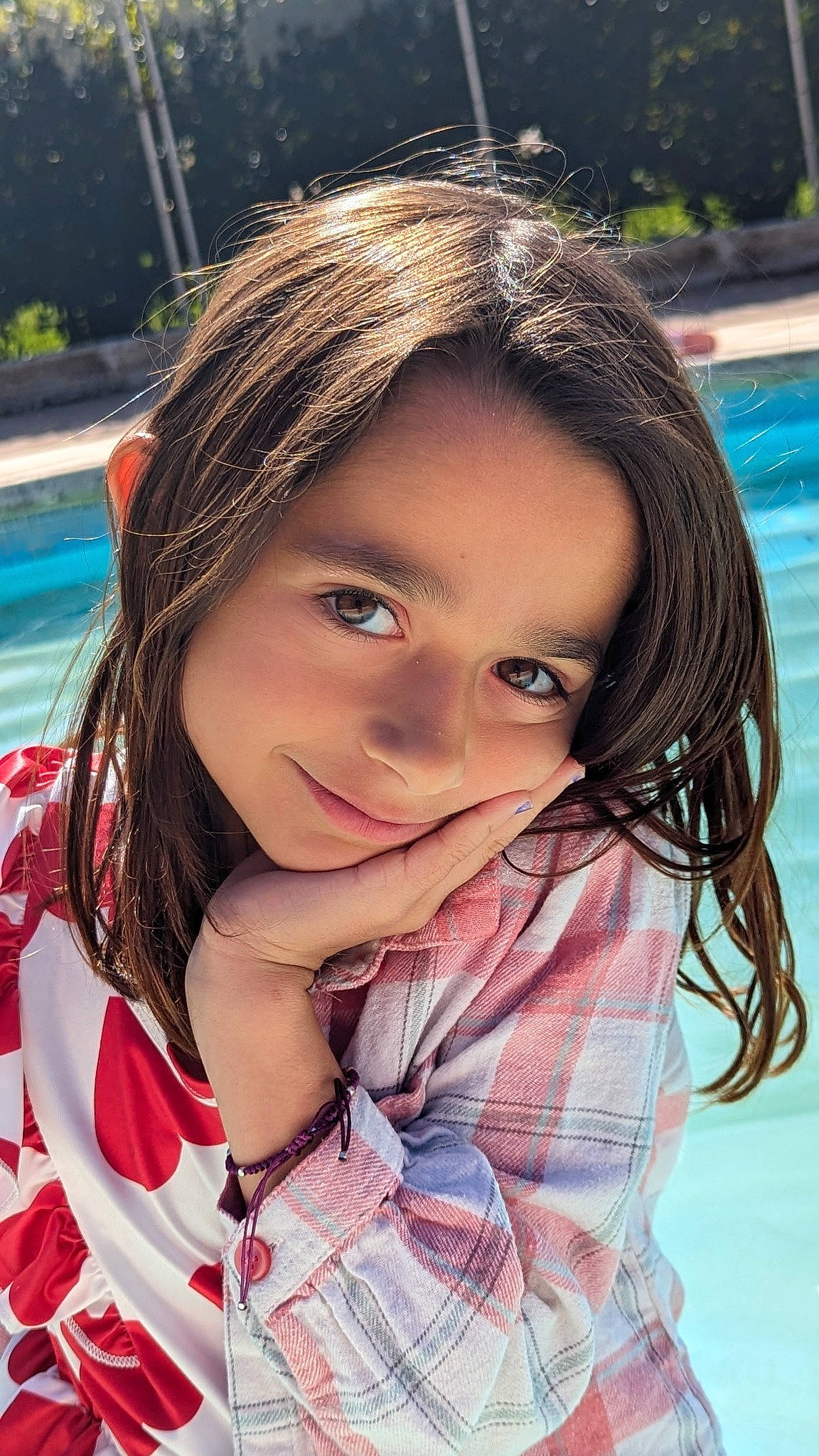 Serena a rejoint le concours — aidez-le/la à gagner de superbes lots ! beauty, black_hair, blue, chin, eyebrow, eyelash, facial_expression, flash_photography, grass, green, happy, iris, leisure, lip, long_hair, people_in_nature, person, skin, smile, tartan