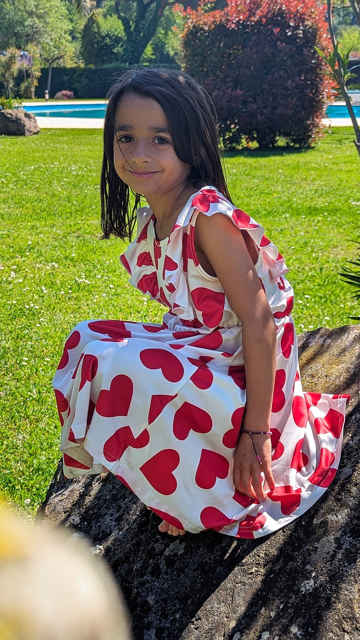 Sérena a rejoint le concours — aidez-le/la à gagner de superbes lots ! bag, beauty, dress, event, fun, grass, happy, joy, leisure, luggage_and_bags, mammal, pattern, people_in_nature, person, pink, plant, recreation, shoe, sitting, smile