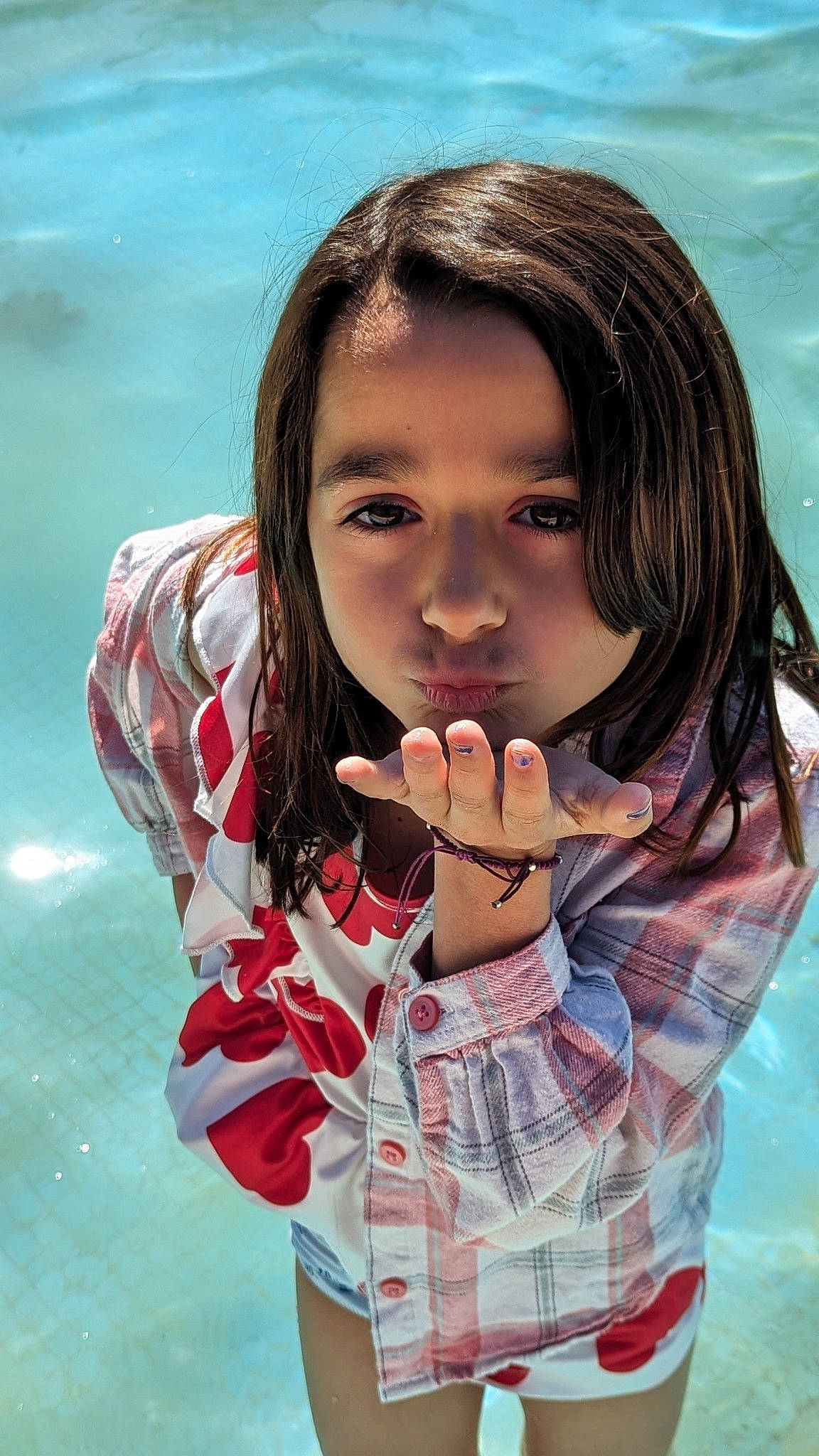 Sérena a rejoint le concours — aidez-le/la à gagner de superbes lots ! black_hair, child, chin, eyebrow, eyelash, flash_photography, fun, gesture, happy, leisure, lip, long_hair, mouth, neck, nose, people_in_nature, person, recreation, skin, swimming_pool