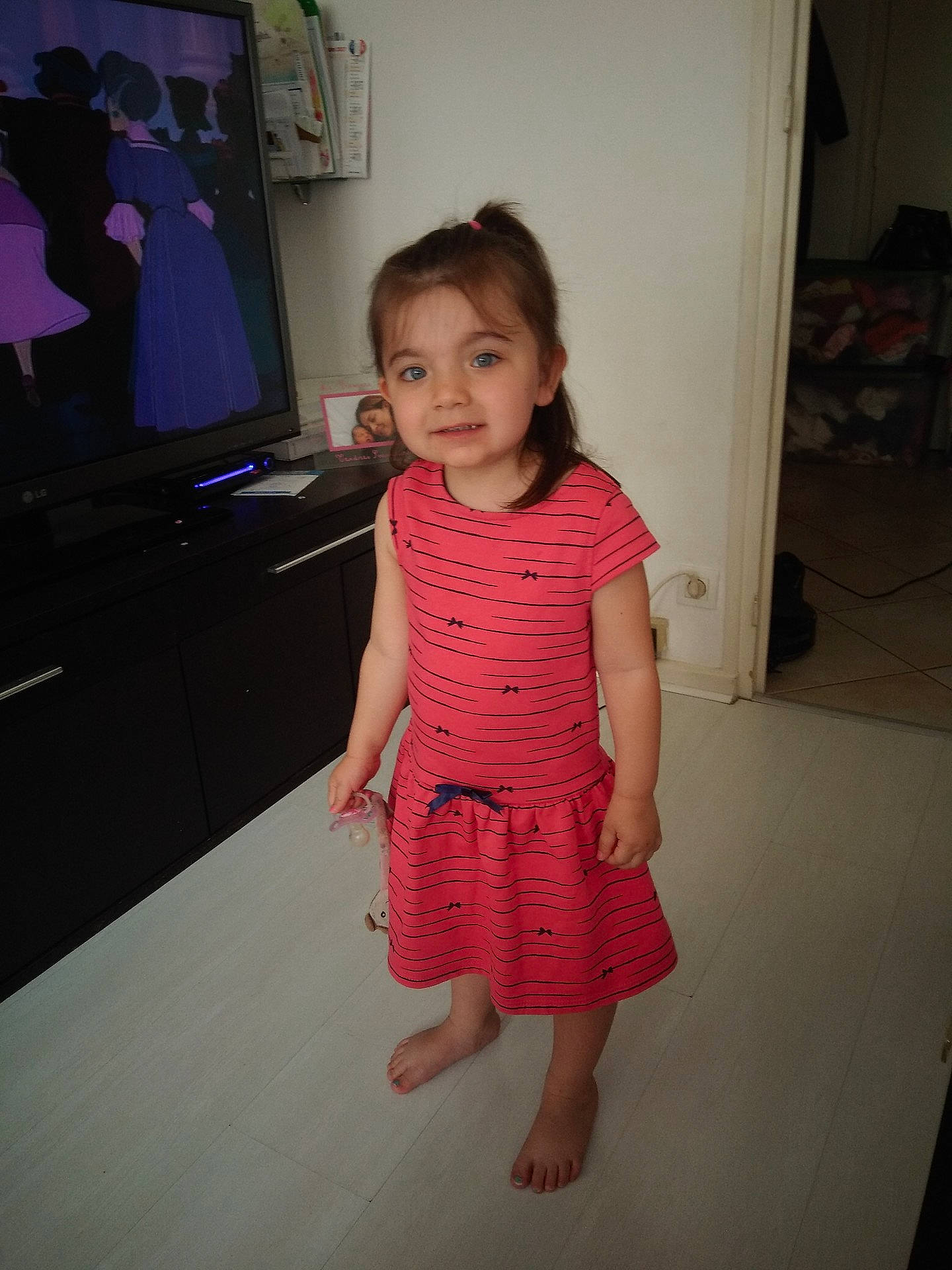 Malicia a rejoint le concours — aidez-le/la à gagner de superbes lots ! child, clothing, day, design, dress, fun, girl, leg, outerwear, pattern, person, pink, red, shoulder, skin, smile, snapshot, socialite, standing, textile