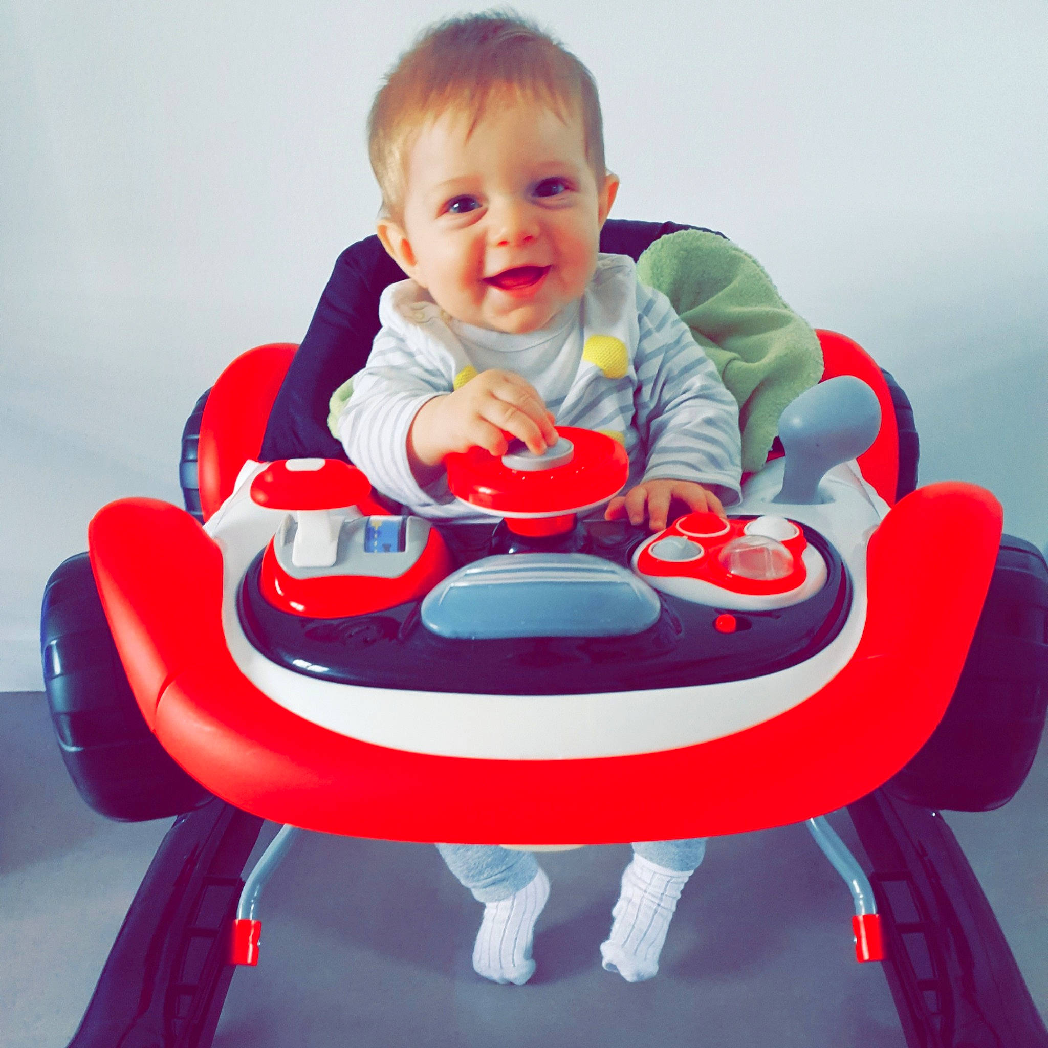 Arsène participe au concours pour gagner de l'argent avec cette photo : baby_playing_with_toys, baby_products, baby_toys, child, fun, person, play, product, sitting, toddler, toy