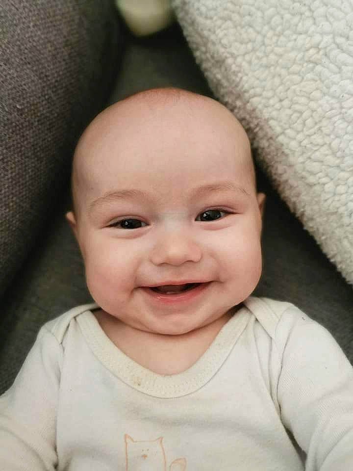 Gabryel a rejoint le concours — aidez-le/la à gagner de superbes lots ! baby, baby_toddler_clothing, cheek, chin, comfort, eye, eyebrow, eyelash, facial_expression, happy, head, iris, joy, lip, mouth, nose, people, person, skin, sleeve