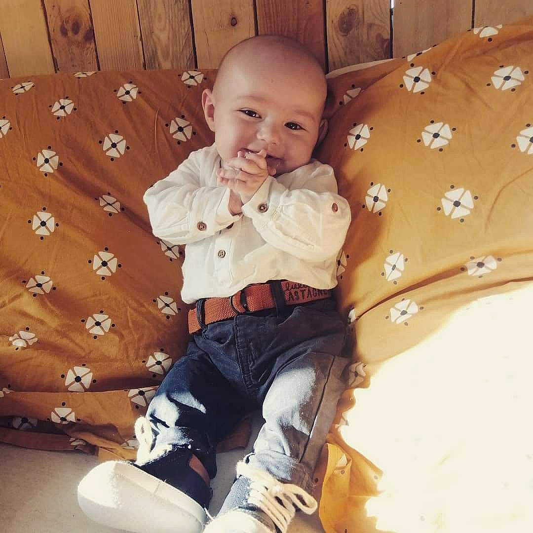 Gabryel participe au concours pour gagner de l'argent avec cette photo : baby, baby_toddler_clothing, child, collar, comfort, facial_expression, hairstyle, happy, human, linens, pattern, person, play, product, sitting, sleeve, smile, t_shirt, textile, toddler