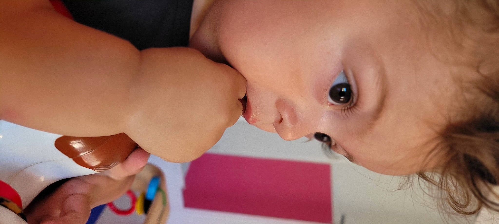 Andreas participe au concours pour gagner de l'argent avec cette photo : baby, cheek, chest, ear, eyebrow, eyelash, finger, gesture, happy, iris, jaw, lip, mouth, nail, neck, nose, person, skin, smile, surprise