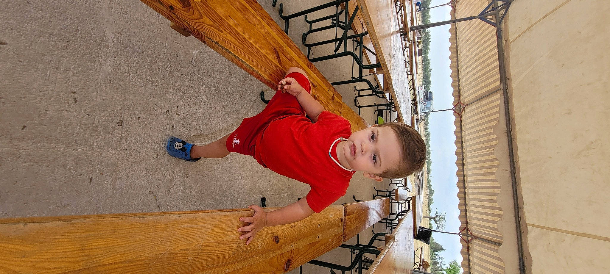 Andreas participe au concours pour gagner de l'argent avec cette photo : baby_toddler_clothing, child, elbow, fun, happy, hardwood, hat, human_leg, leisure, outdoor_shoe, person, recreation, t_shirt, thigh, toddler, wood, wood_stain