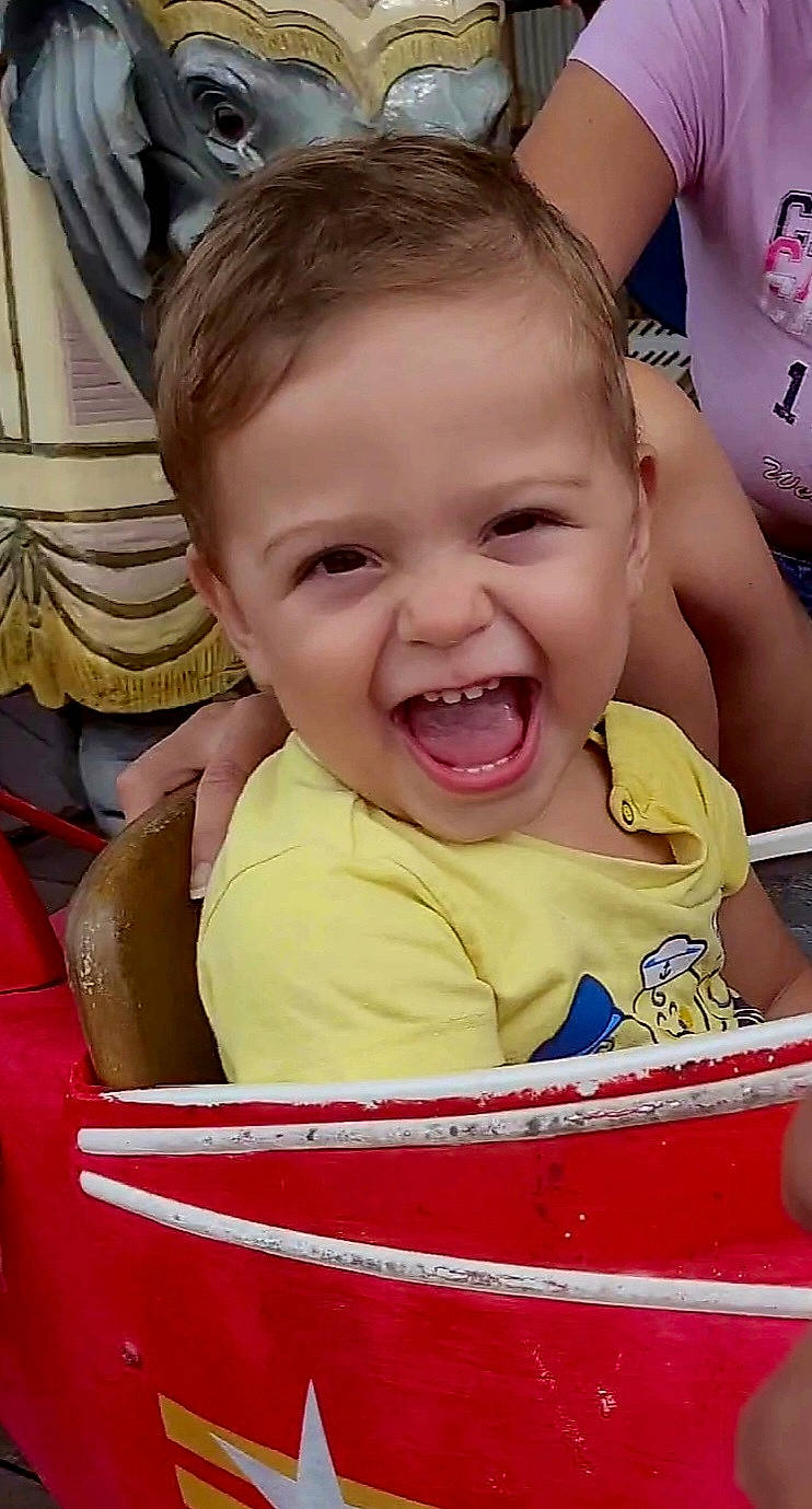 Andreas participe au concours pour gagner de l'argent avec cette photo : baby, baby_products, cheek, child, chin, event, facial_expression, fun, gesture, hairstyle, happy, iris, leisure, lip, mouth, nose, person, pink, skin, smile