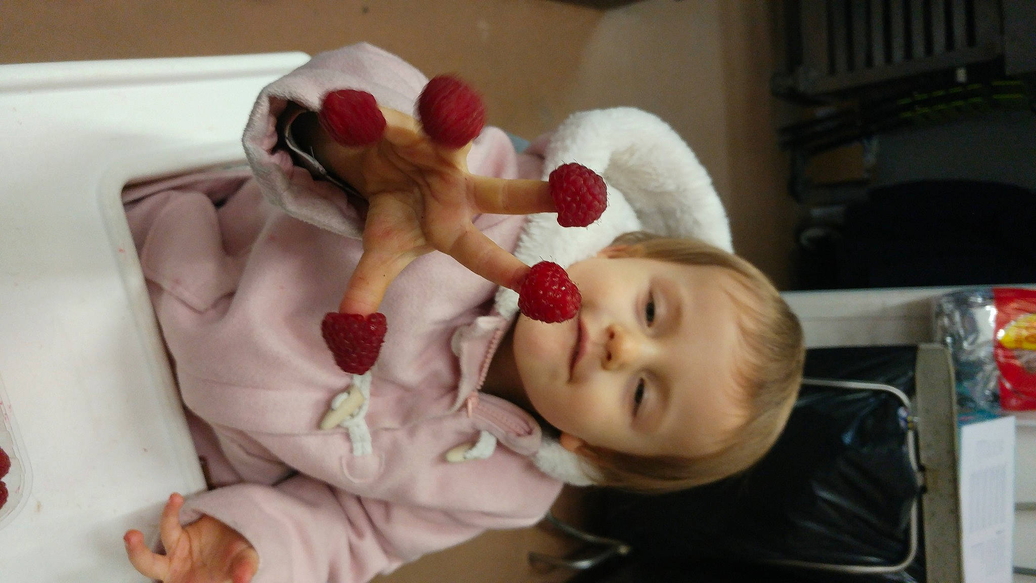 Lhéna a rejoint le concours — aidez-le/la à gagner de superbes lots ! baby, baby_products, baby_toddler_clothing, bag, baggage, baked_goods, cake, cream, dairy, dessert, fruit, love, luggage_and_bags, mascarpone, person, strawberries, strawberry, sweetness