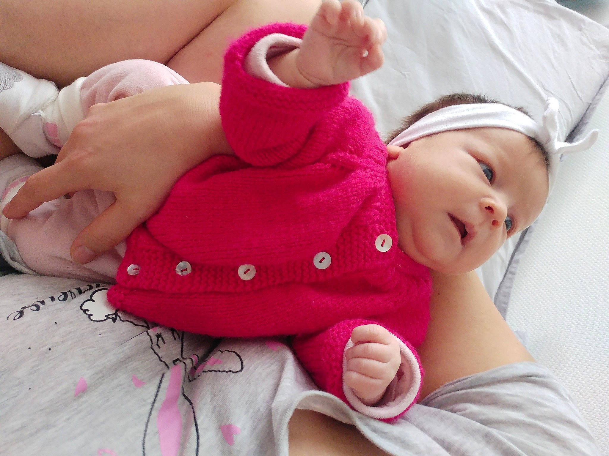 Lhéna a rejoint le concours — aidez-le/la à gagner de superbes lots ! baby, baby_products, baby_toddler_clothing, bonnet, cheek, child, comfort, finger, hand, human, nail, person, pink, skin, sock, thumb, toddler