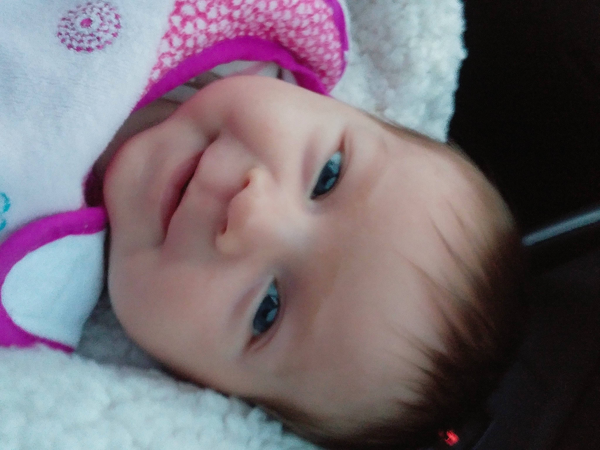 Lhéna participe au concours pour gagner de l'argent avec cette photo : baby, baby_toddler_clothing, cheek, chin, eye, eyebrow, eyelash, face, facial_expression, forehead, hand, headgear, human_body, iris, lip, nose, person, pink, skin, toddler