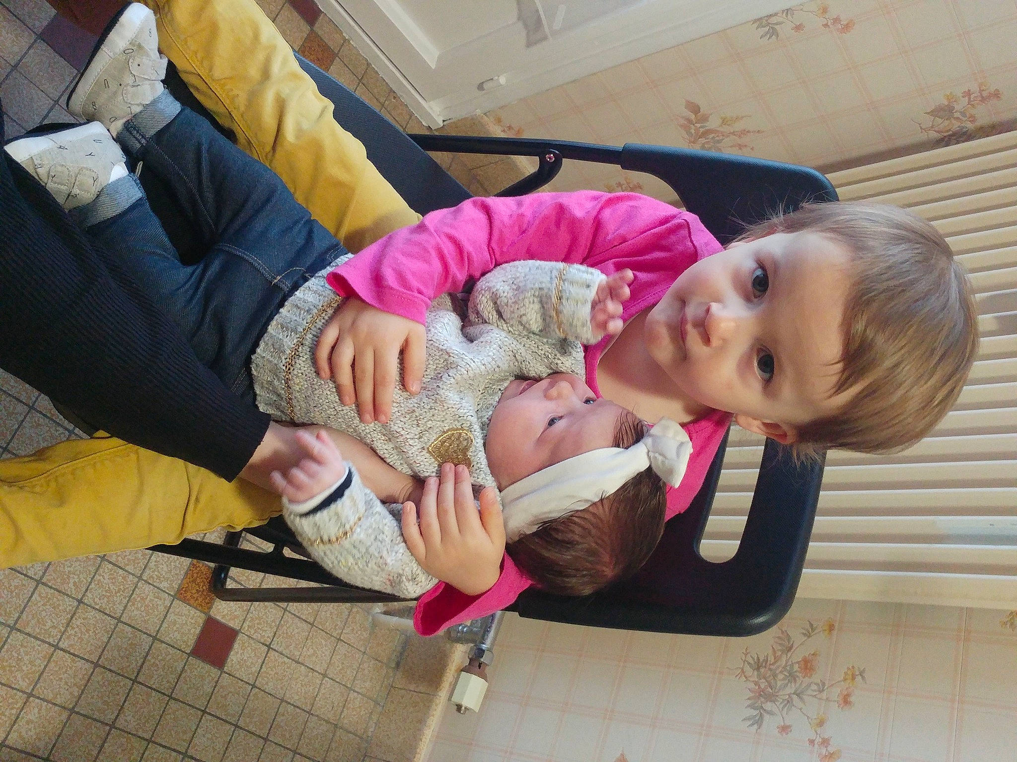 Louna a rejoint le concours — aidez-le/la à gagner de superbes lots ! baby, baby_carriage, baby_products, baby_toddler_clothing, child, comfort, couch, foot, fun, happy, headwear, human_leg, joint, knee, lap, leisure, person, sitting, skin, thigh