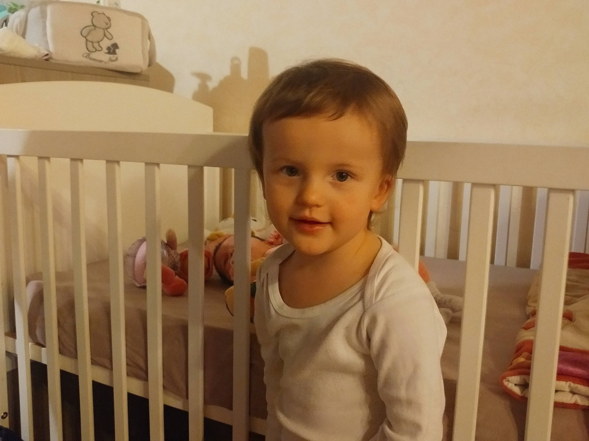 Louna participe au concours pour gagner de l'argent avec cette photo : baby, baby_products, baby_safety, baby_toddler_clothing, chair, cheek, child, comfort, cradle, hardwood, infant_bed, joy, nursery, person, product, room, skin, sleeve, smile, t_shirt