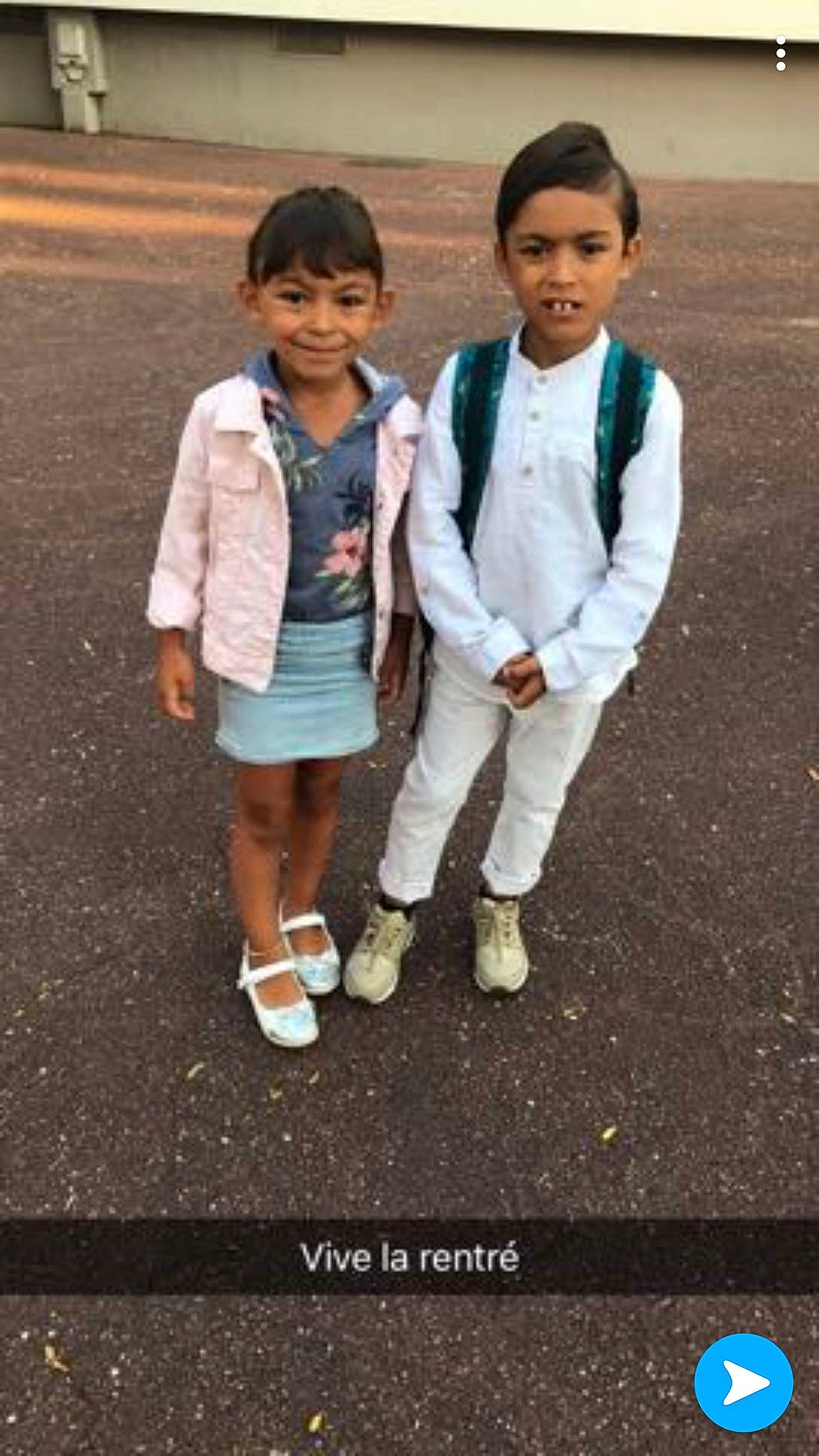 Kamelia a rejoint le concours — aidez-le/la à gagner de superbes lots ! child, fun, gesture, happy, joy, outerwear, person, photography, school_uniform, sibling, smile, toddler, uniform