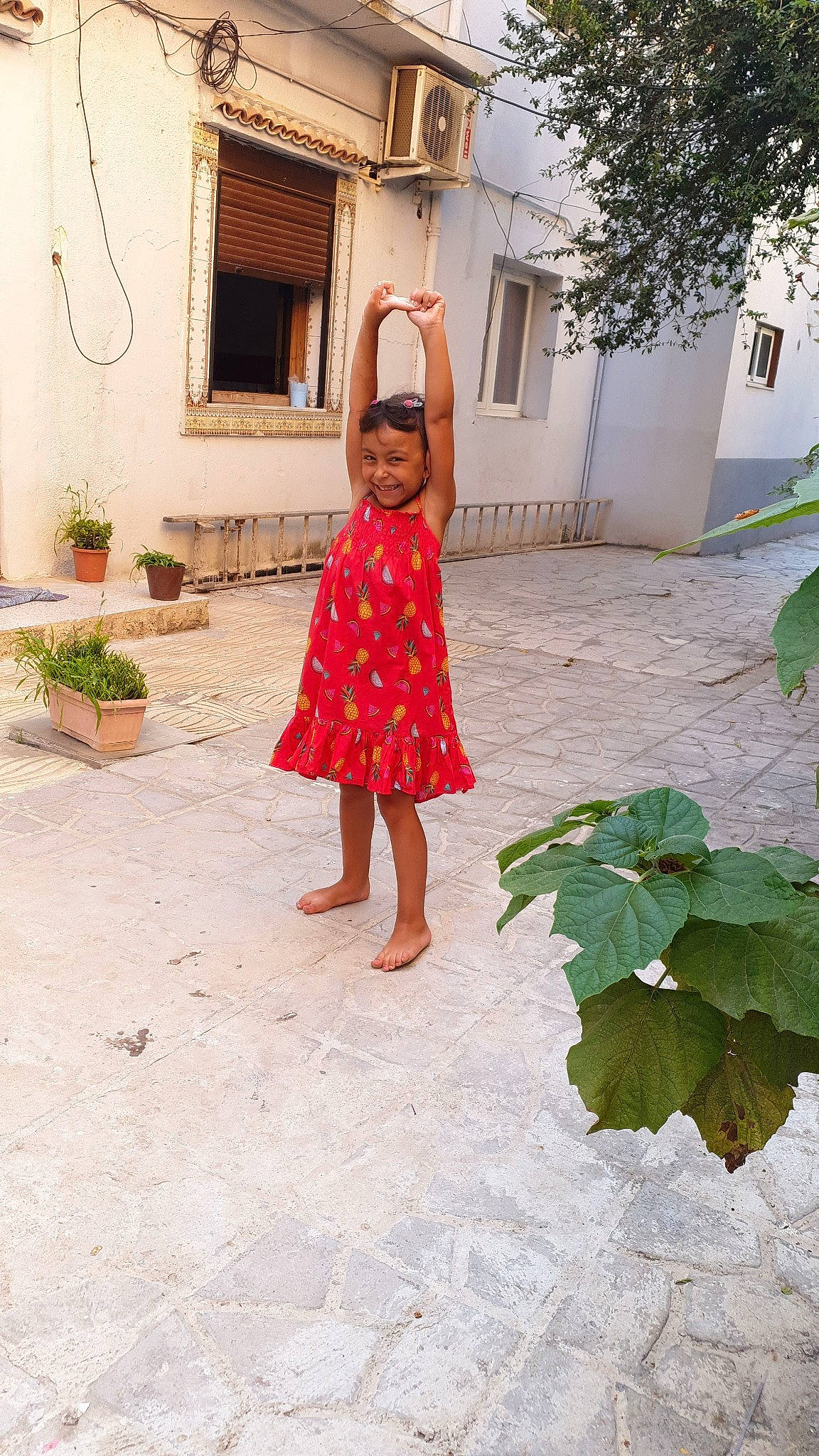Kamelia participe au concours pour gagner de l'argent avec cette photo : child, dress, fawn, joy, person, plant, summer, vacation, waist