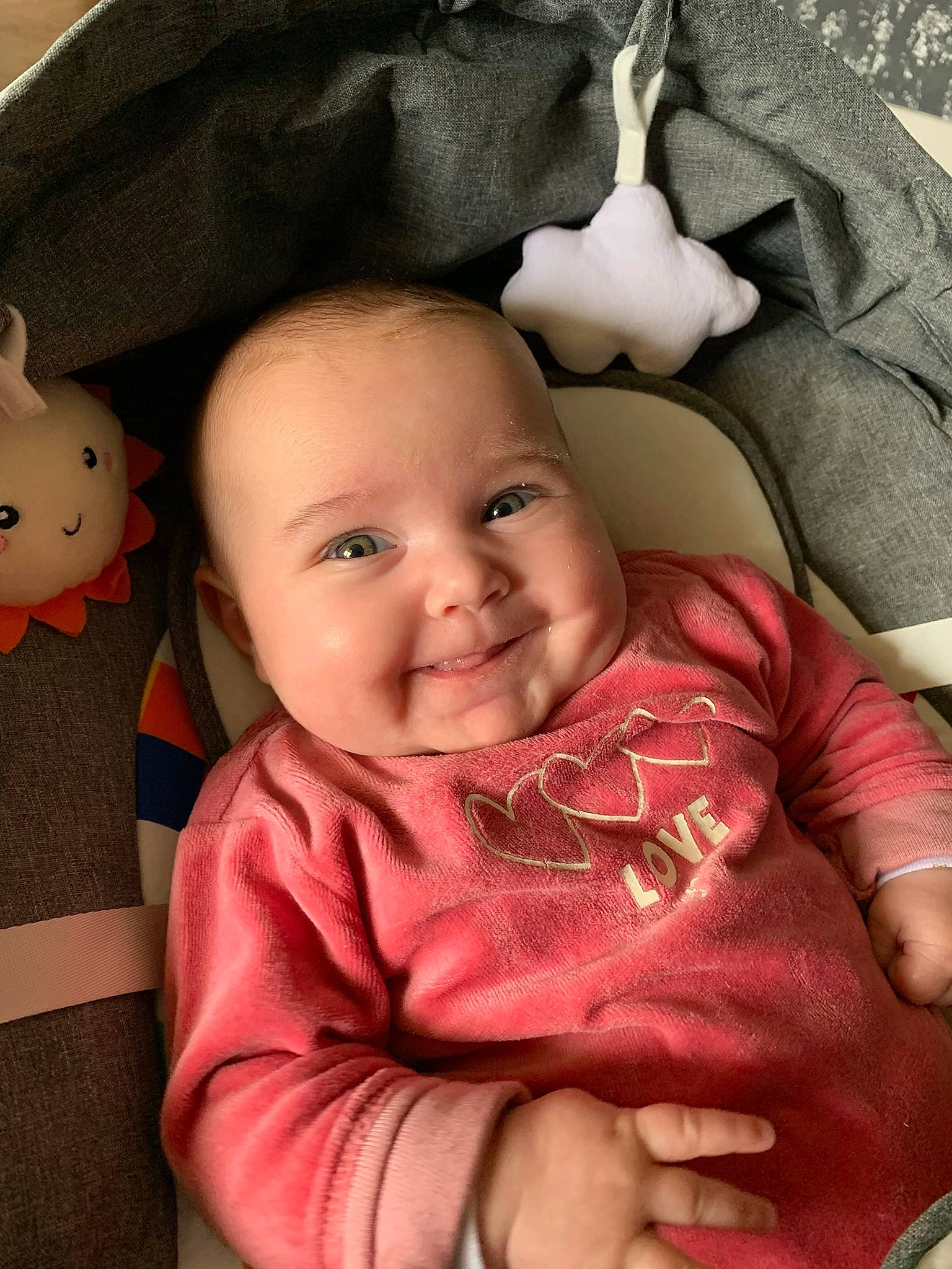 Martika a rejoint le concours — aidez-le/la à gagner de superbes lots ! baby, baby_products, baby_toddler_clothing, beauty, cheek, child, comfort, eye, face, gesture, happy, head, joy, linens, nose, person, pink, product, skin, sleeve