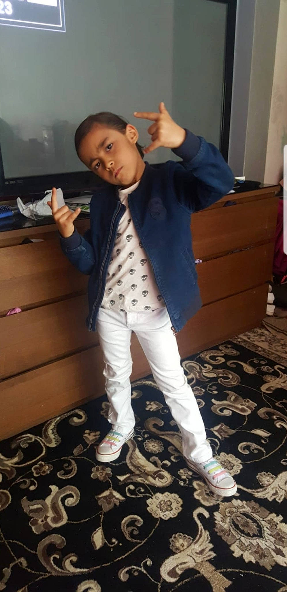 Ilian a rejoint le concours — aidez-le/la à gagner de superbes lots ! cool, outerwear, person, photography, shoe