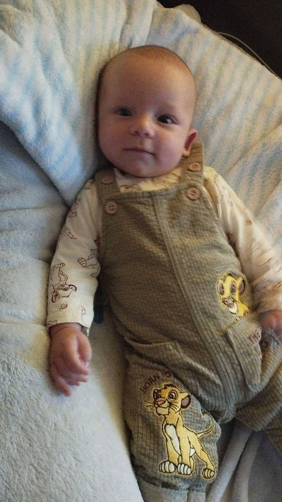 Mäylon a rejoint le concours — aidez-le/la à gagner de superbes lots ! baby, baby_products, baby_toddler_clothing, cheek, child, collar, comfort, face, gesture, human_body, linens, nose, outerwear, pattern, person, skin, sleeve, smile, t_shirt, textile