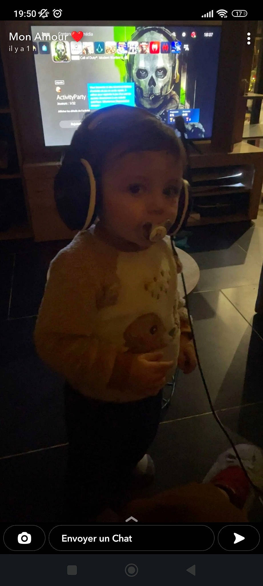 Lihito participe au concours pour gagner de l'argent avec cette photo : audio_equipment, cheek, chest, child, cloud, communication_device, ear, electronic_device, flooring, fun, gadget, headphones, hearing, peripheral, person, room, toddler, toy, under_exposed