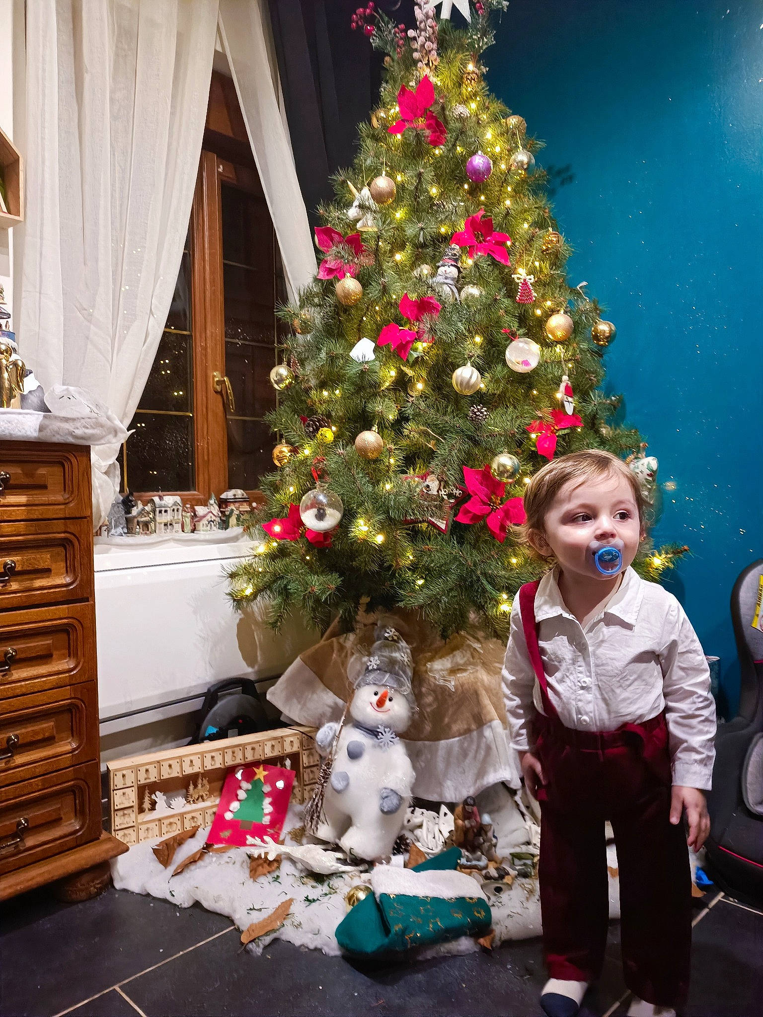 Lihito a rejoint le concours — aidez-le/la à gagner de superbes lots ! cabinetry, chest_of_drawers, christmas, christmas_decoration, christmas_ornament, christmas_tree, drawer, event, evergreen, holiday, holiday_ornament, interior_design, ornament, person, photograph, plant, snapshot, tree, white, wood