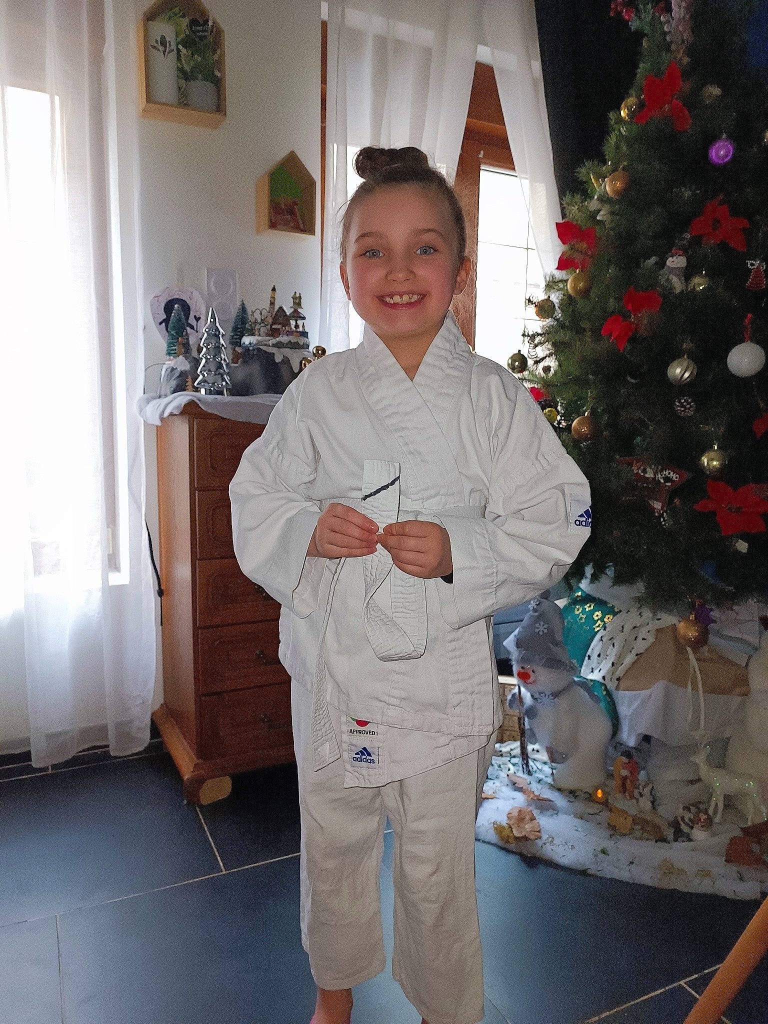 Barbara participe au concours pour gagner de l'argent avec cette photo : christmas, christmas_decoration, christmas_ornament, christmas_tree, conifer, curtain, event, flooring, happy, holiday, holiday_ornament, home, house, joy, ornament, person, room, sleeve, smile, standing