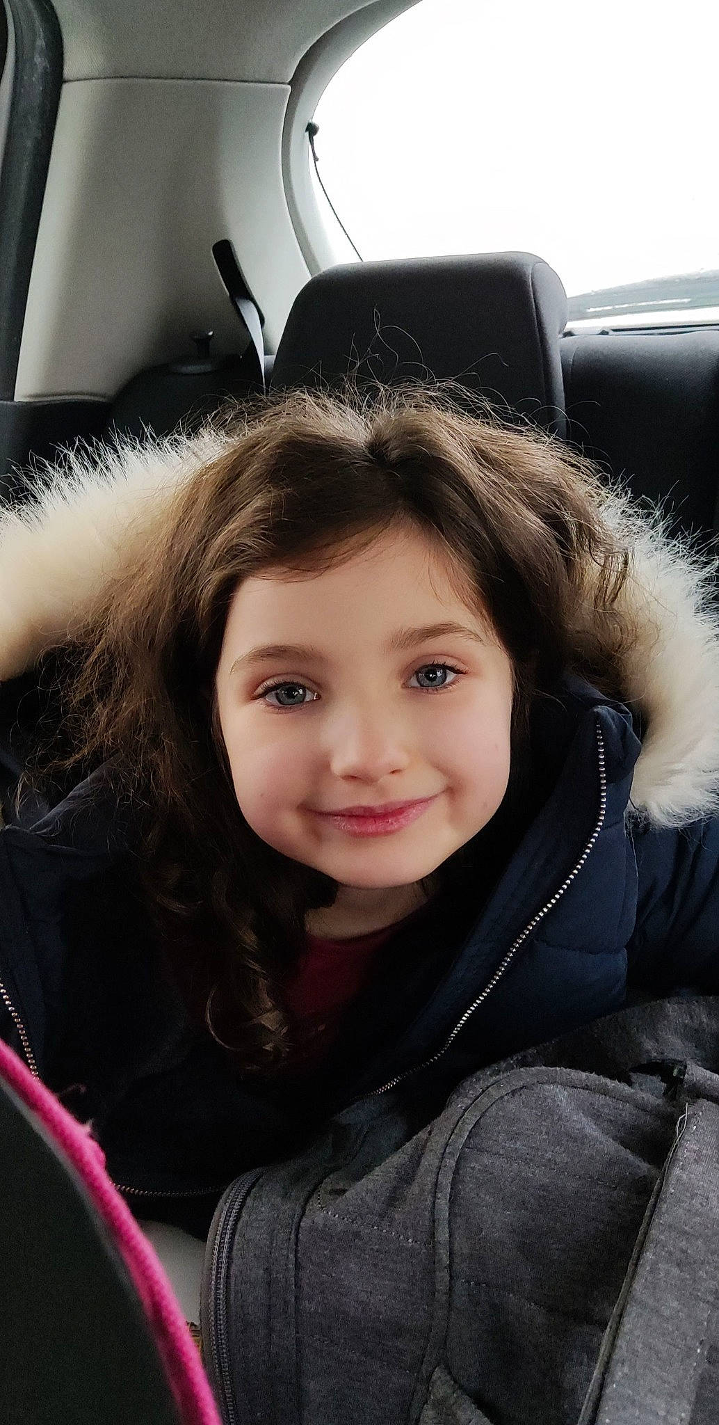 Barbara a rejoint le concours — aidez-le/la à gagner de superbes lots ! automotive_design, black_hair, car_seat, comfort, eyebrow, face, flash_photography, hair, hairstyle, happy, head, head_restraint, joy, lip, long_hair, motor_vehicle, person, skin, smile, steering_wheel