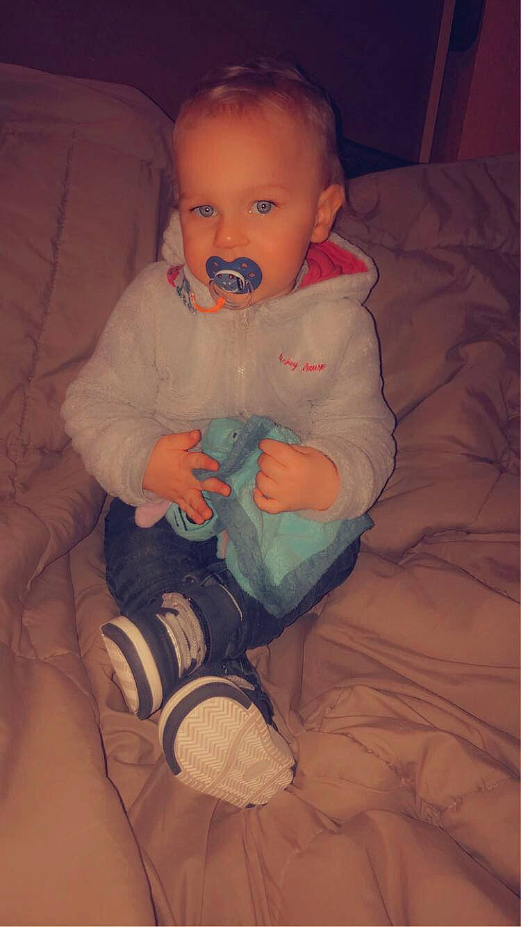 Mayron participe au concours pour gagner de l'argent avec cette photo : baby, baby_products, baby_toddler_clothing, cheek, child, comfort, face, finger, flooring, fun, hand, head, human_body, iris, mouth, nose, person, skin, sleeve, textile