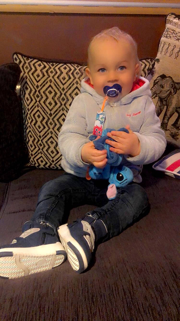 Mayron a rejoint le concours — aidez-le/la à gagner de superbes lots ! baby, baby_toddler_clothing, black, cheek, comfort, eye, face, finger, flooring, happy, head, lap, leg, nose, person, shoe, sitting, skin, sneakers, toddler