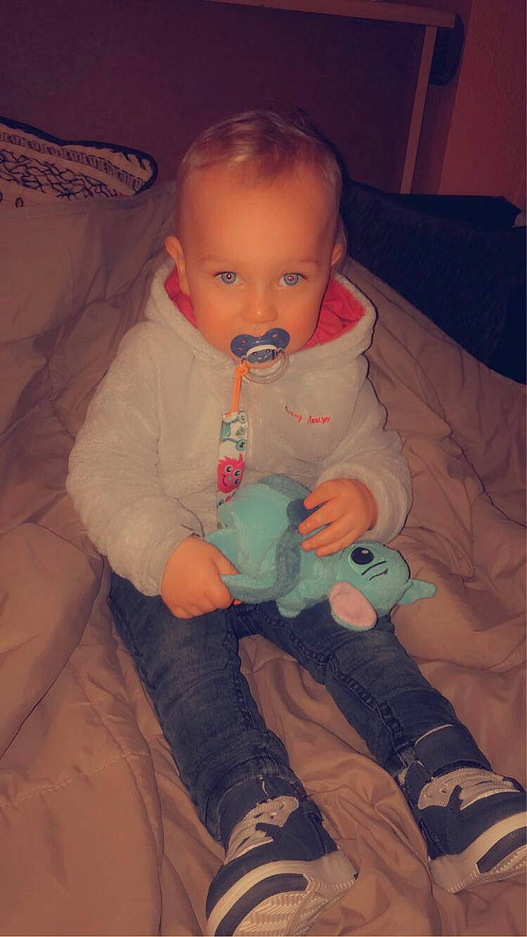 Mayron participe au concours pour gagner de l'argent avec cette photo : baby, baby_toddler_clothing, cheek, child, comfort, ear, finger, hairstyle, head, human_body, lap, leg, lip, mouth, nail, nose, person, skin, sleeve, thumb