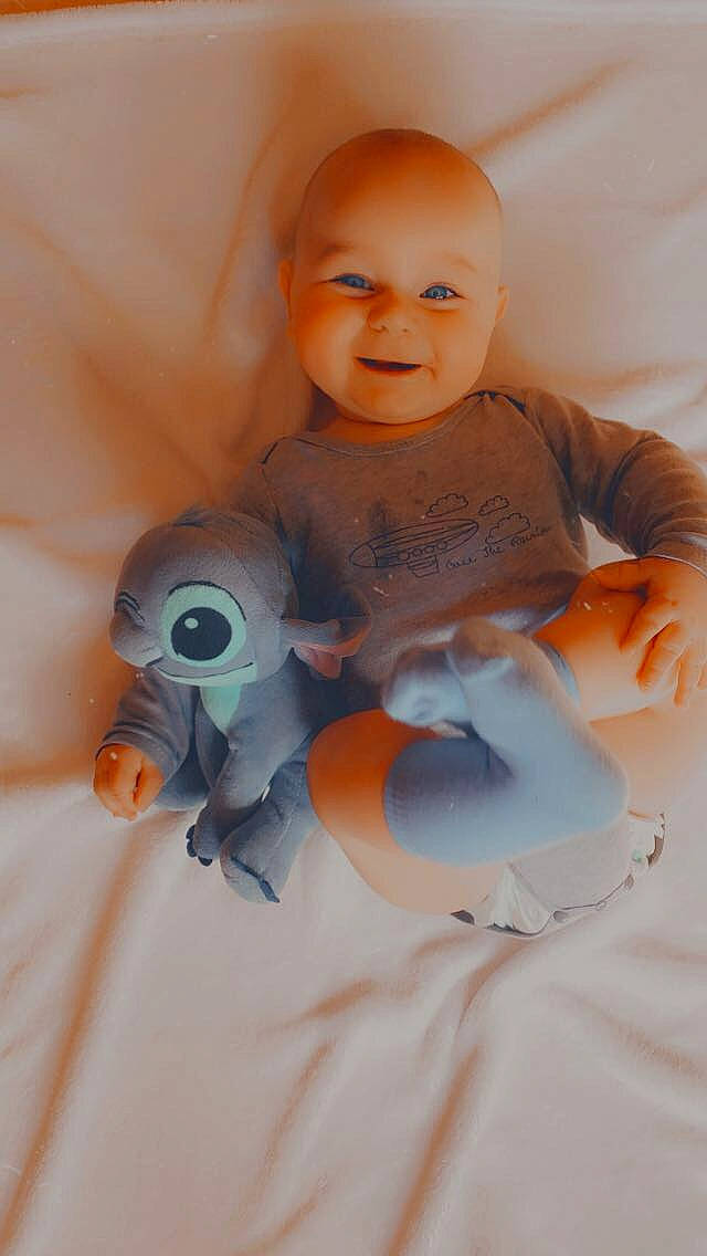 Mayron participe au concours pour gagner de l'argent avec cette photo : arm, baby, baby_products, baby_toddler_clothing, comfort, finger, iris, joint, linens, neck, orange, person, shoulder, skin, sleeve, smile, stomach, t_shirt, textile, toddler