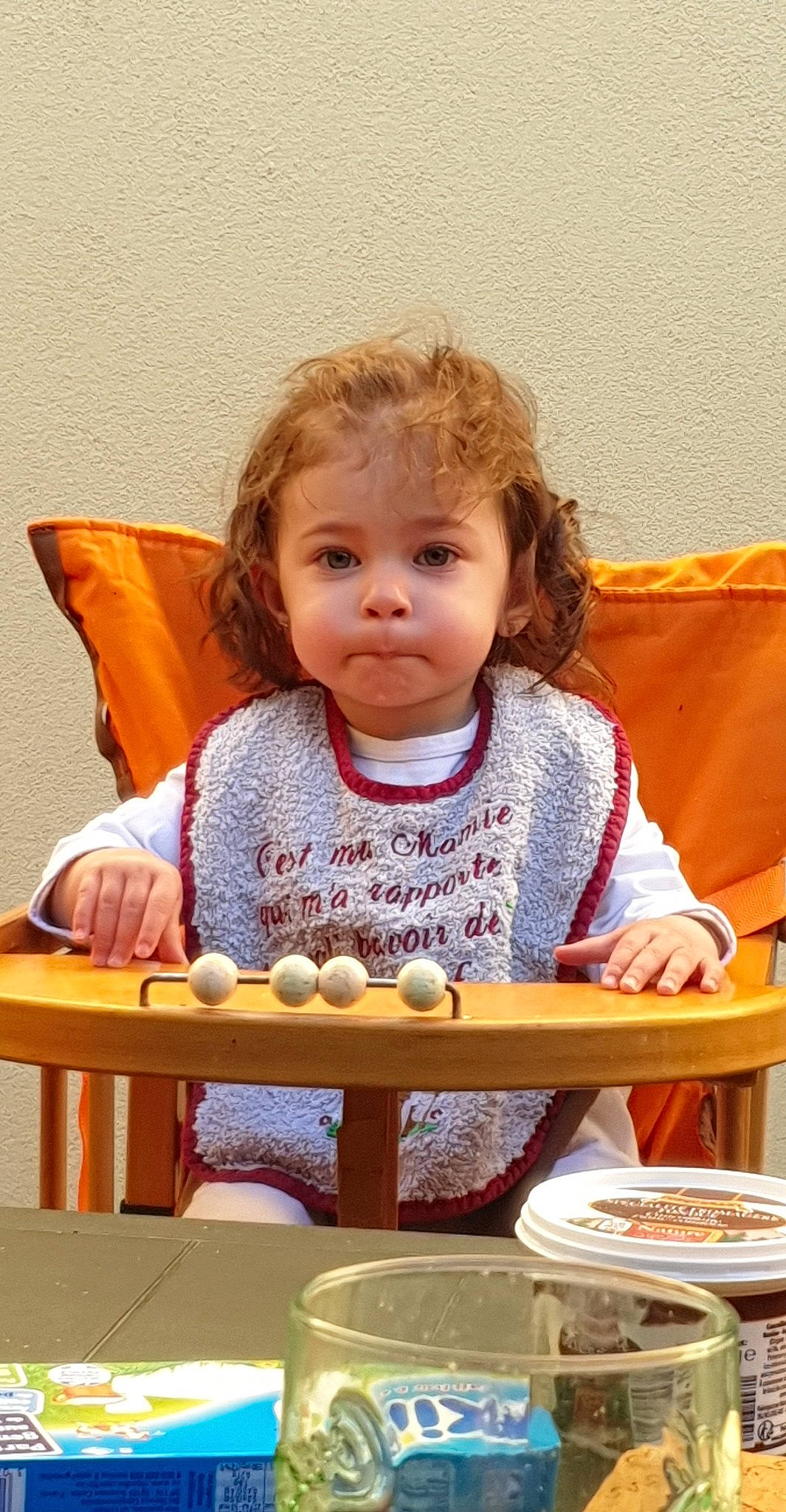 Alexane a rejoint le concours — aidez-le/la à gagner de superbes lots ! baby, baby_toddler_clothing, chair, cheek, child, chin, comfort, dishware, fun, happy, leisure, people, person, serveware, sharing, sitting, skin, table, tableware, toddler