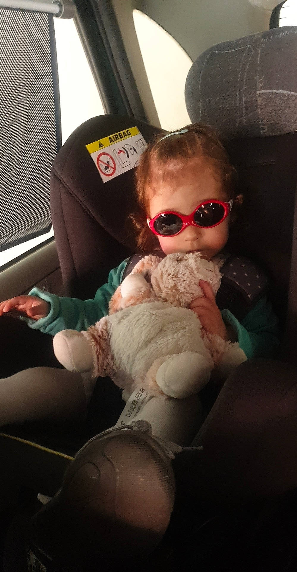 Alexane participe au concours pour gagner de l'argent avec cette photo : auto_part, automotive_exterior, baby, baby_carriage, car_seat, comfort, eyewear, glasses, goggles, human_body, knee, lap, leg, mouth, person, seat_belt, skin, sunglasses, thigh, vehicle_door
