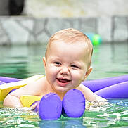 Léon participe au concours pour gagner de l'argent avec cette photo : baby, child, pool, water, floaties, swimming, smiling, happy, summer, fun, play, splash, outdoor, infant, cute, skin, head, face, toy, colorful