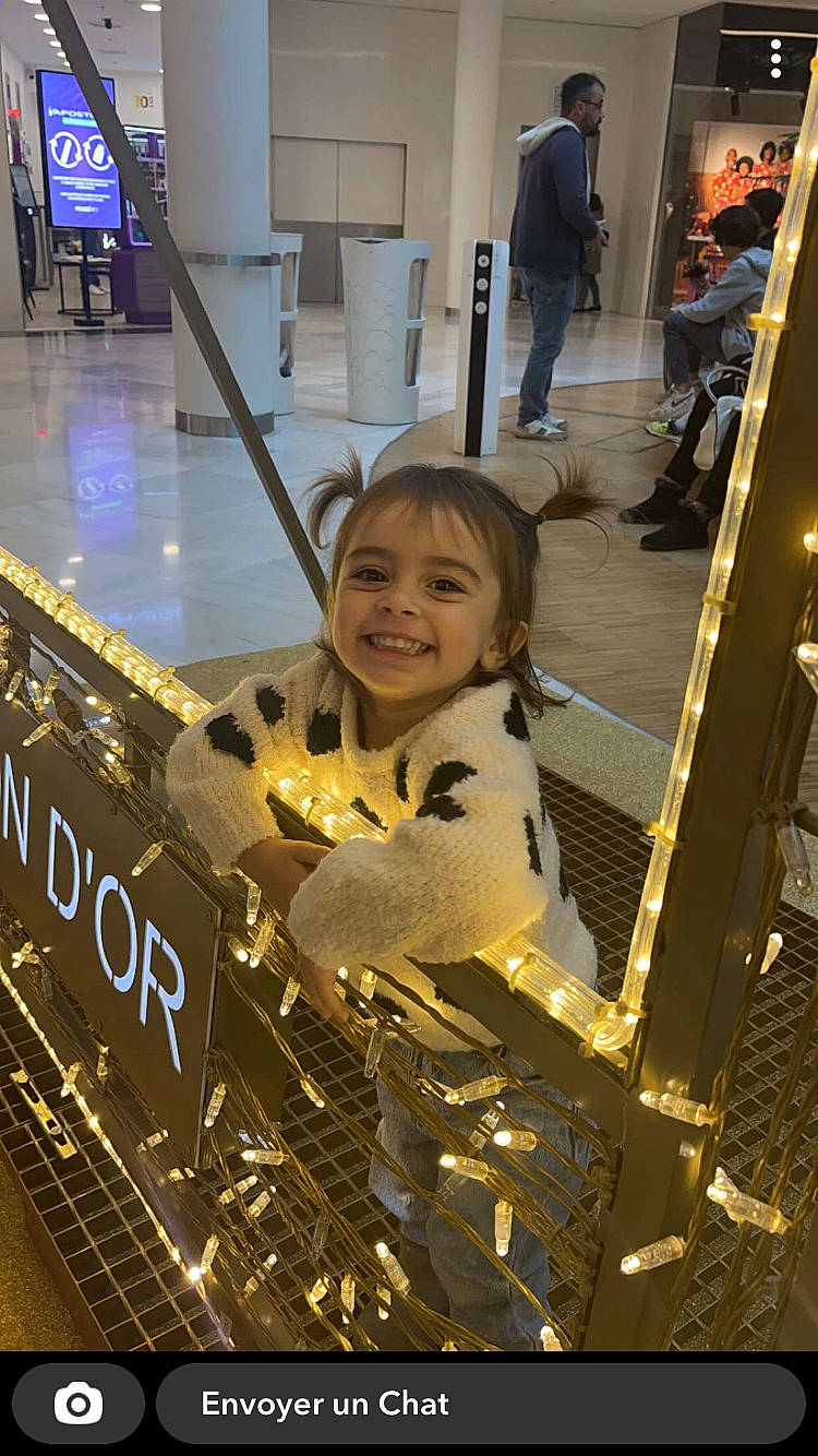 Joy a rejoint le concours — aidez-le/la à gagner de superbes lots ! aerospace_engineering, automotive_wheel_system, child, city, engineering, flooring, fun, joy, leisure, machine, metal, motor_vehicle, person, recreation, smile, t_shirt, toddler, tourist_attraction