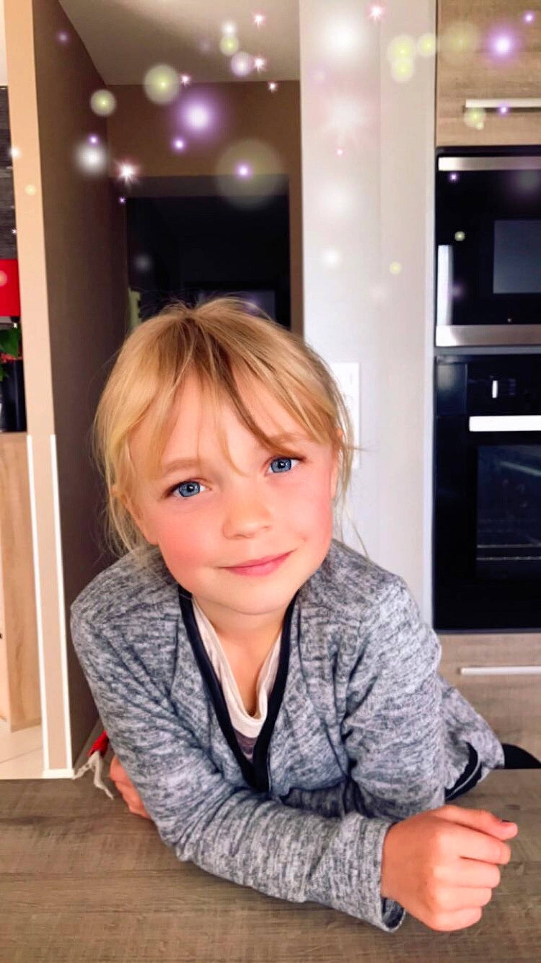 Zoé participe au concours pour gagner de l'argent avec cette photo : blond, child, glasses, hair, hairstyle, person, skin, toddler