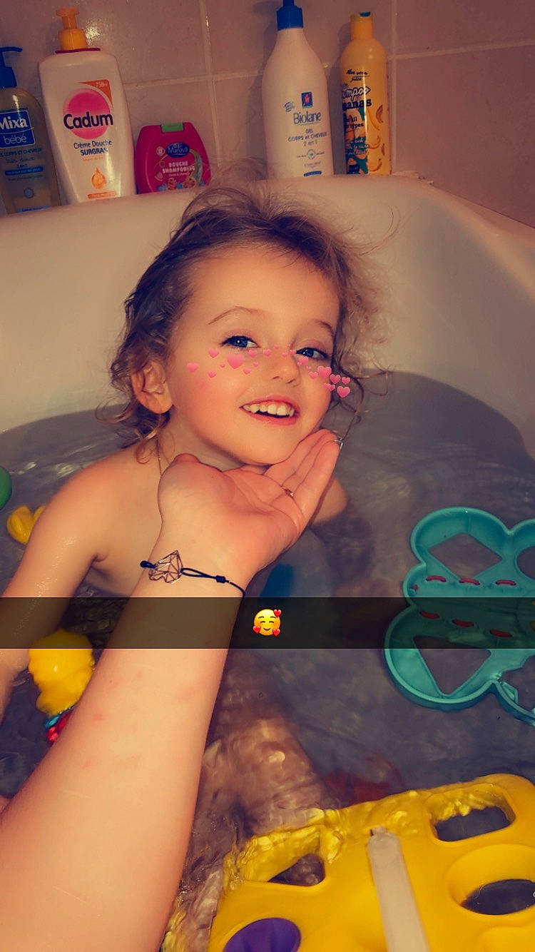 Marion. a rejoint le concours — aidez-le/la à gagner de superbes lots ! child, eye, fun, joy, person, play, skin, smile, toddler