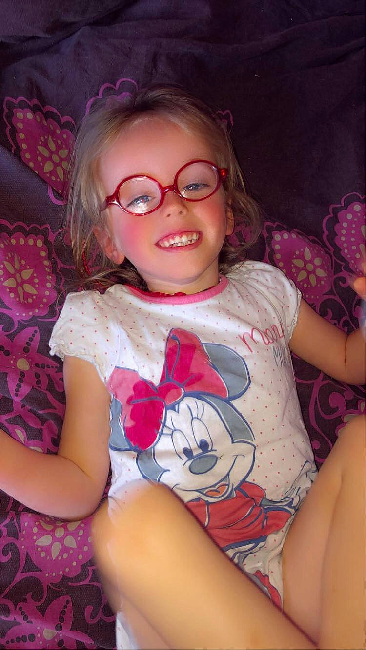 Marion. a rejoint le concours — aidez-le/la à gagner de superbes lots ! ear, eye, face, facial_expression, flash_photography, glasses, hair, hairstyle, happy, head, human_body, iris, joy, lip, mouth, neck, organ, person, purple, shoulder