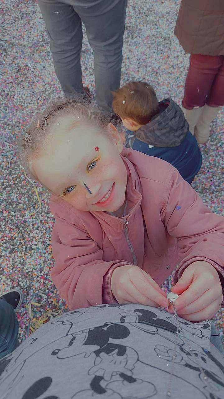 Luciana a rejoint le concours — aidez-le/la à gagner de superbes lots ! art, baby, child, event, face, flooring, fun, grass, happy, hat, joy, leisure, pattern, person, pink, play, recreation, sitting, smile, toddler