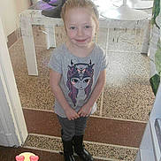 Angelina participe au concours pour gagner de l'argent avec cette photo :