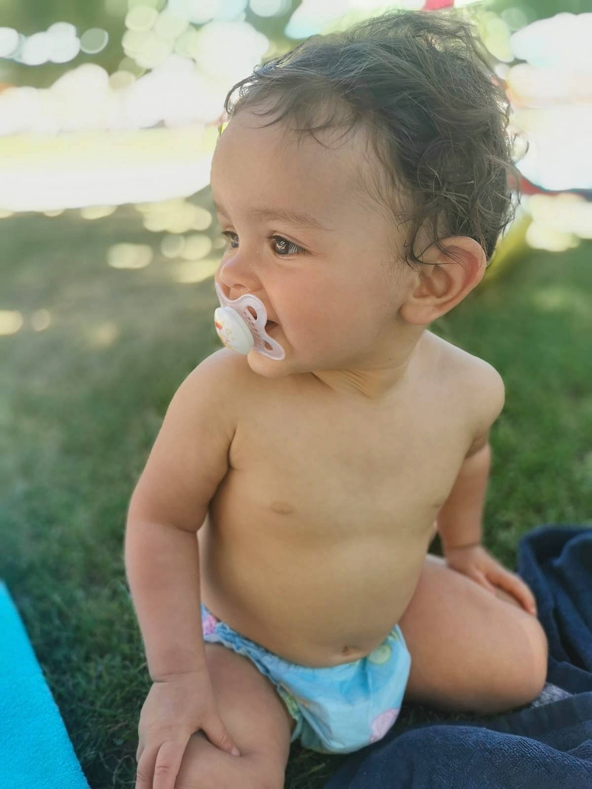 Léa participe au concours pour gagner de l'argent avec cette photo : baby, barechested, cheek, child, chin, eye, face, fun, grass, head, lip, muscle, neck, nose, person, sitting, skin, smile, summer, toddler