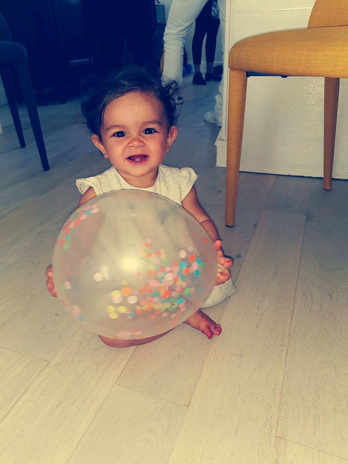 Léa a rejoint le concours — aidez-le/la à gagner de superbes lots ! baby, ball, chair, child, face, floor, flooring, fun, head, person, play, sitting, smile, toddler, world