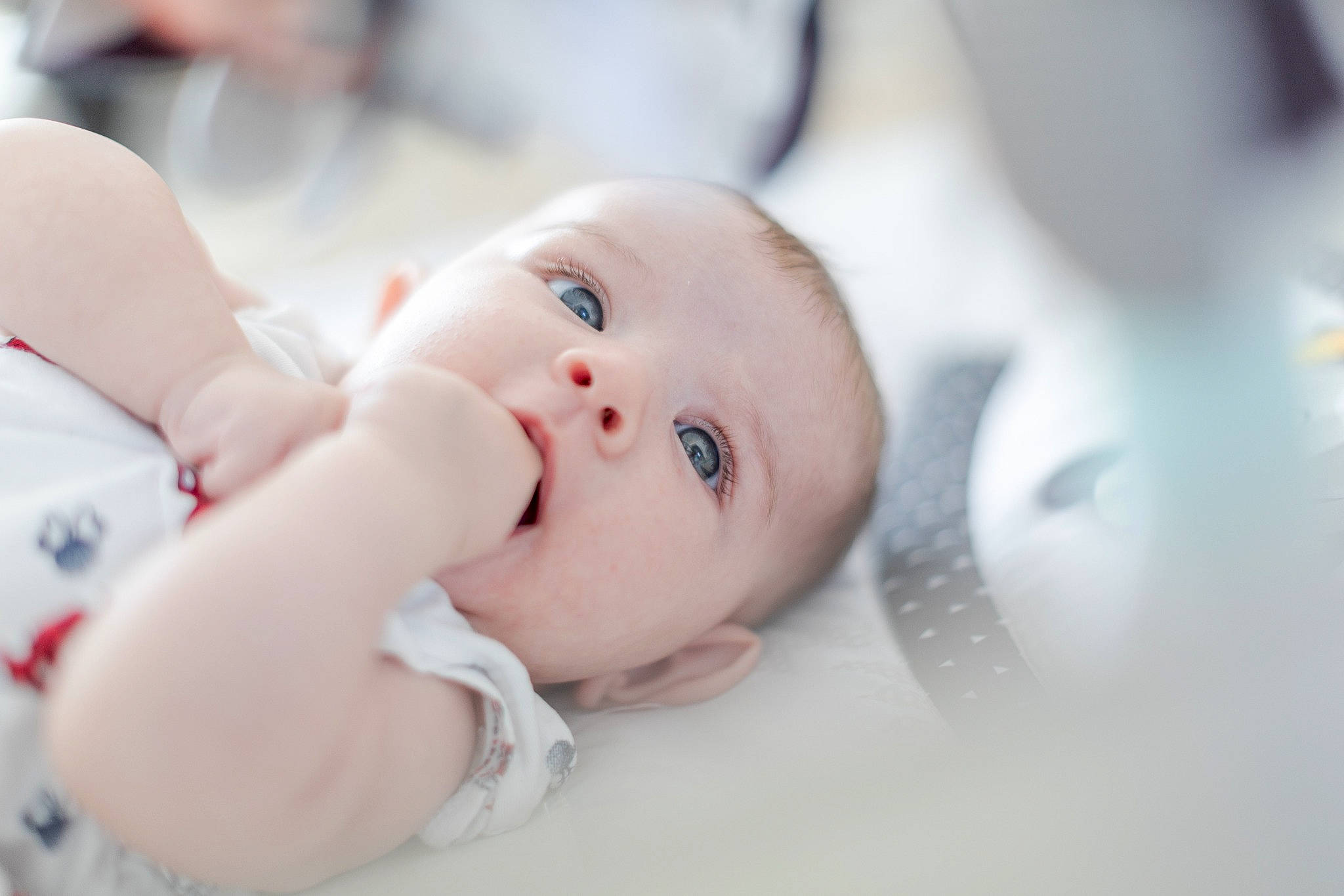 Chloé participe au concours pour gagner de l'argent avec cette photo : baby, baby_toddler_clothing, cheek, child, comfort, eyelash, flash_photography, fun, happy, lip, nose, person, portrait_photography, sitting, skin, toddler