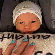 Alexane a rejoint le concours — aidez-le/la à gagner de superbes lots ! accessories, animal, baby, blanket, bodypart, bonnet, cap, cat, clothing, face, finger, hand, hat, head, jewelry, newborn, person, pet, photography, portrait