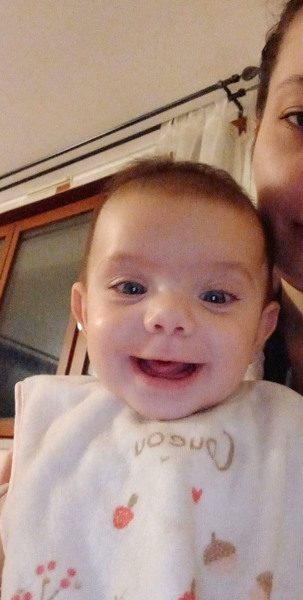 Alix participe au concours pour gagner de l'argent avec cette photo : baby_toddler_clothing, cheek, chin, ear, eye, eyebrow, eyelash, face, forehead, head, human, jaw, joy, lip, neck, nose, organ, person, skin, sleeve